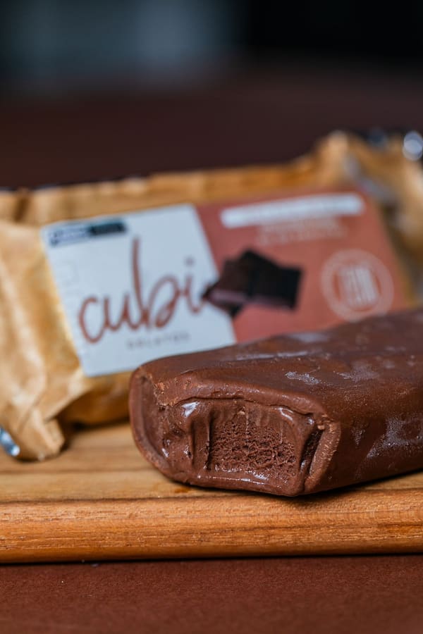 Barrinha de gelato whey da Cubi coberta de chocolate