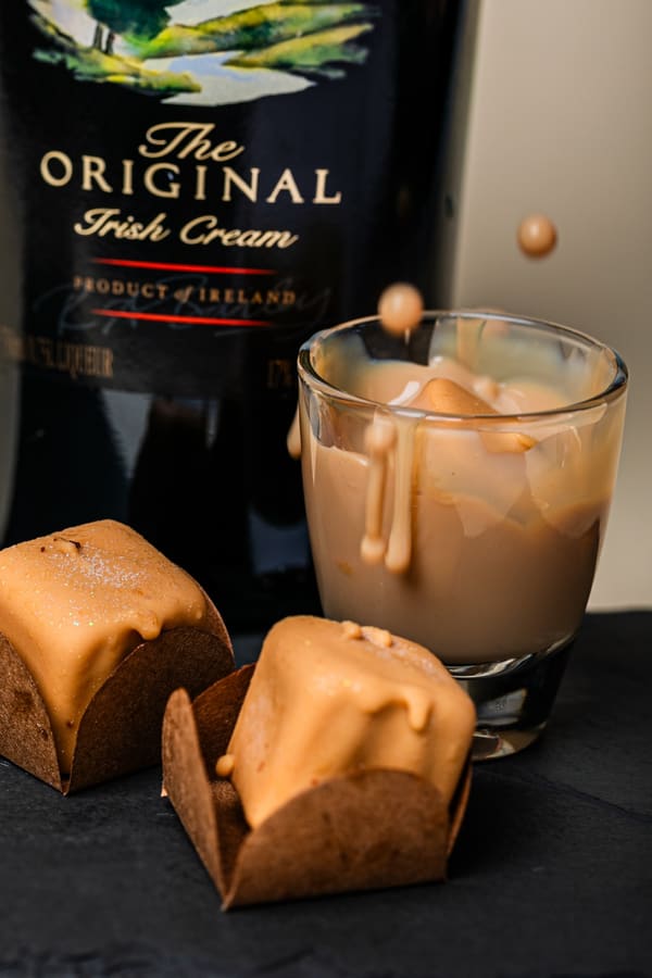 Bombom de gelato de Baileys com caramelo salgado