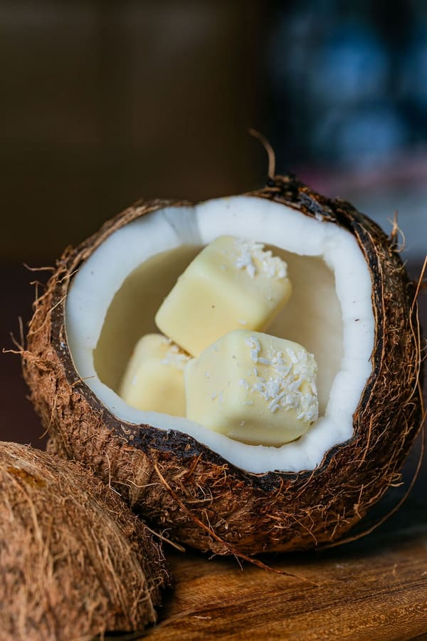 Bombom de gelato de coco servido dentro do coco