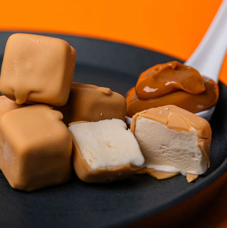 Bombom de gelato de doce de leite com caramelo salgado