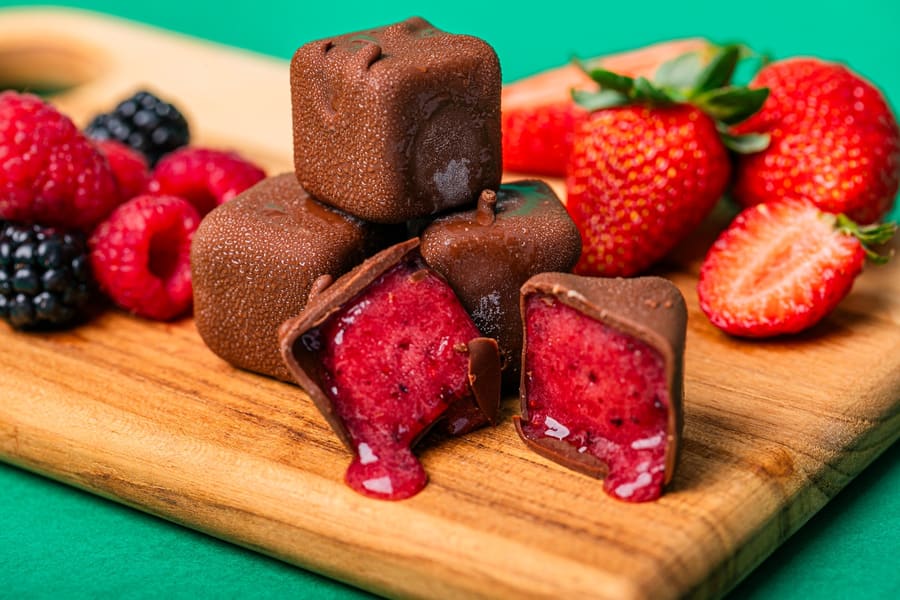 Bombom de gelato de frutas vermelhas com chocolate amargo