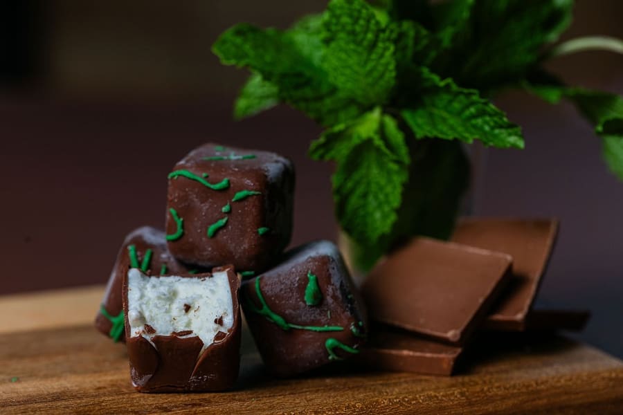Bombom de gelato de menta com chocolate meio amargo