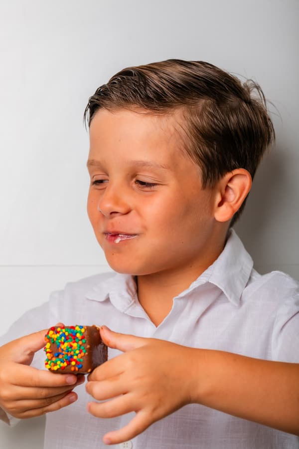 Criança sorrindo com bombom Cubi