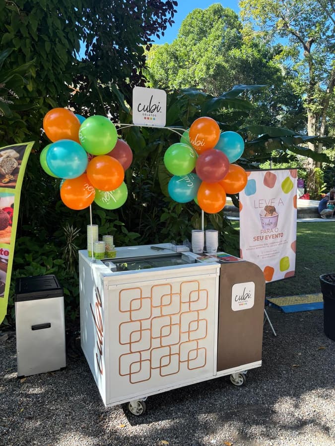Carrinho Cubi com balões em festa de aniversário