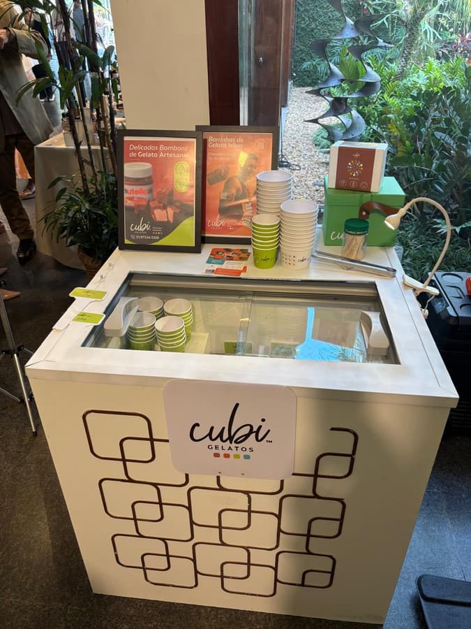Carrinho Cubi Gelatos montado em evento ao ar livre