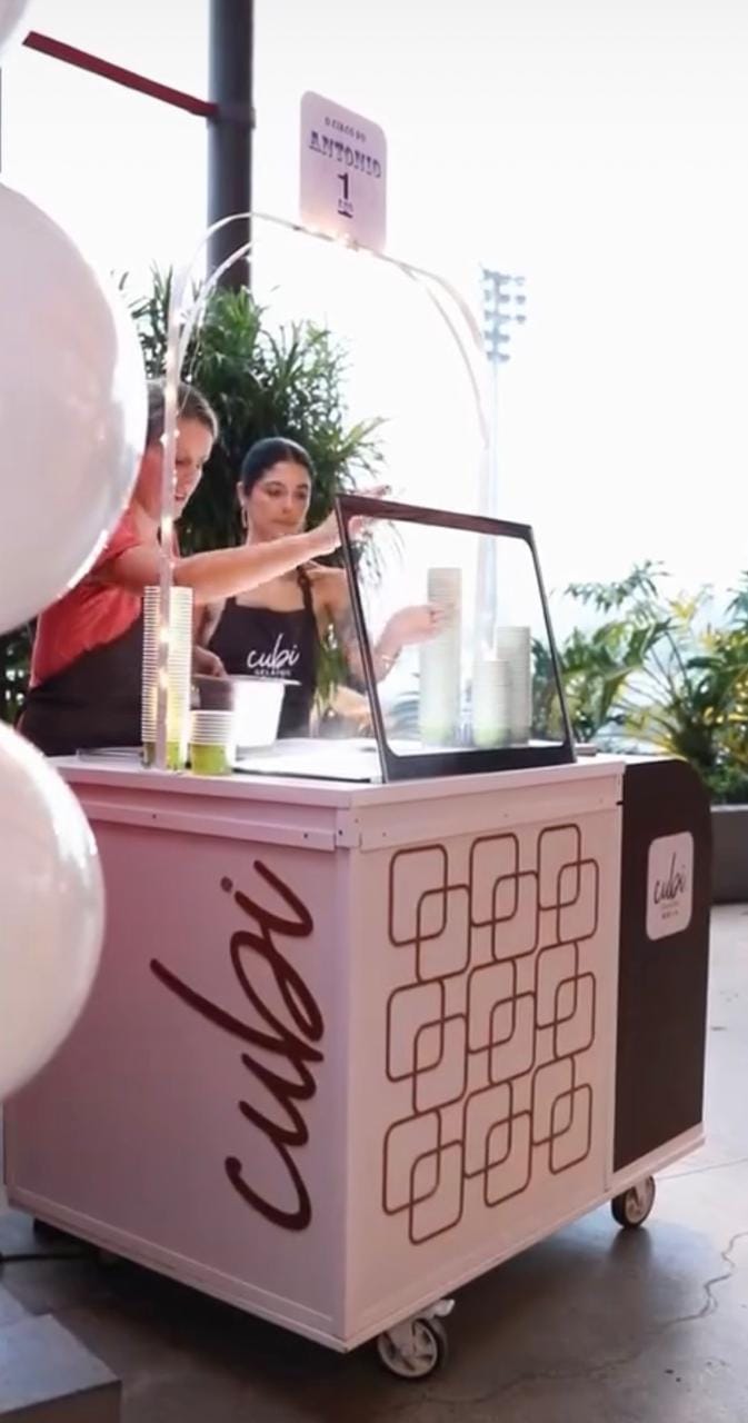 Carrinho com vitrine expositora de gelateria da Cubi em evento