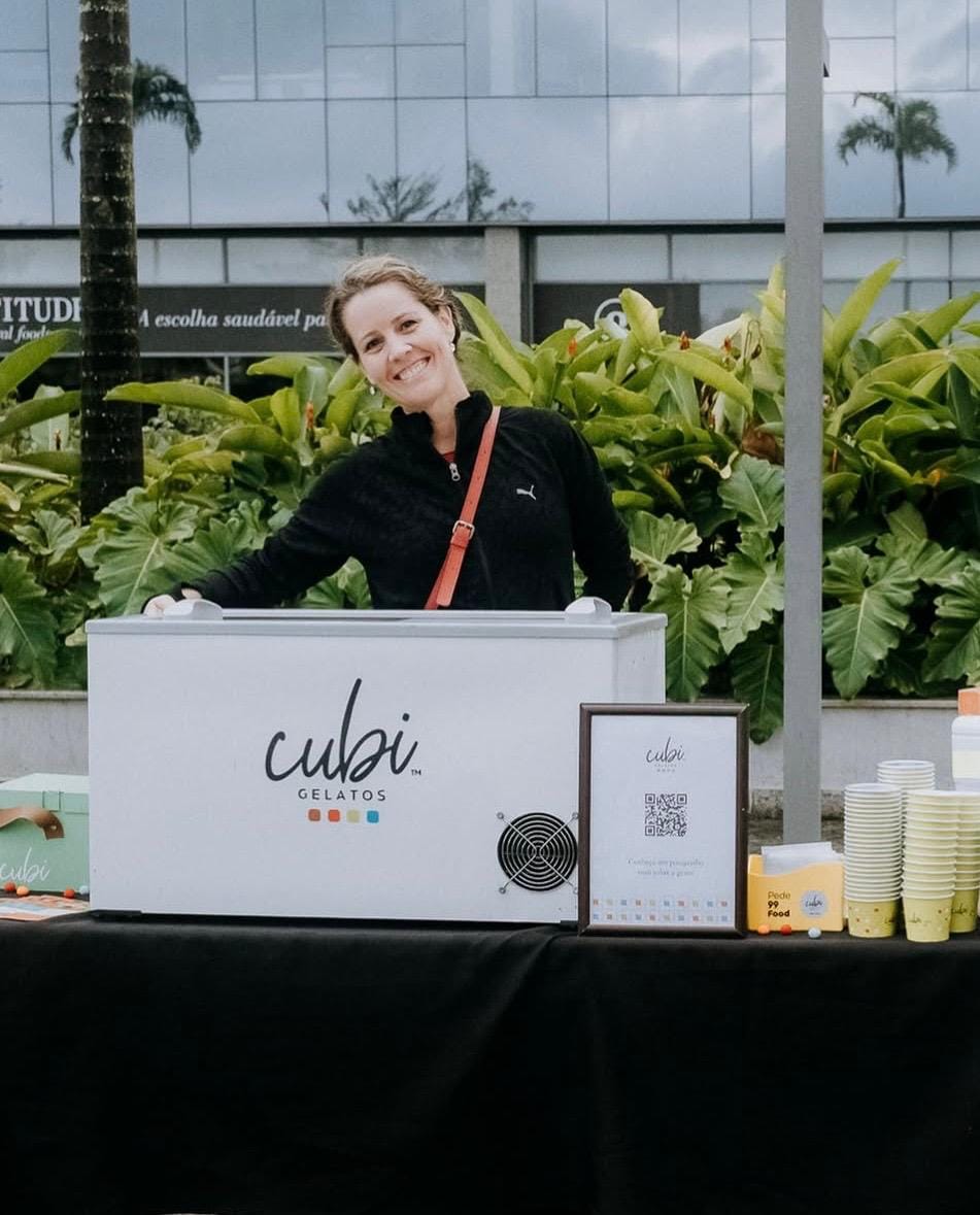 Freezer expositor de mesa da Cubi Gelatos em evento