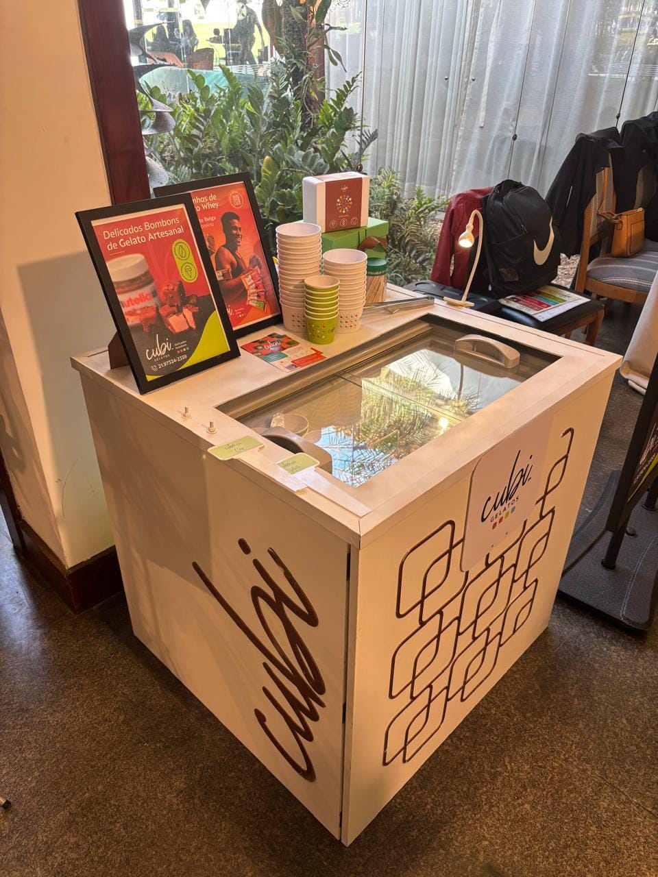Stand com freezer expositor da Cubi Gelatos montado em evento